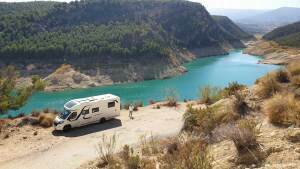 camperplaats aan een stuwmeer in Andalusië in Spanje